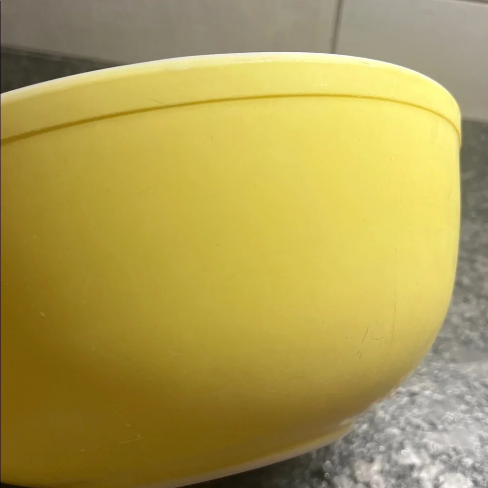 Pyrex Vintage yellow Mixing Bowl 404. 4 qt   Excellent condition. Some fades